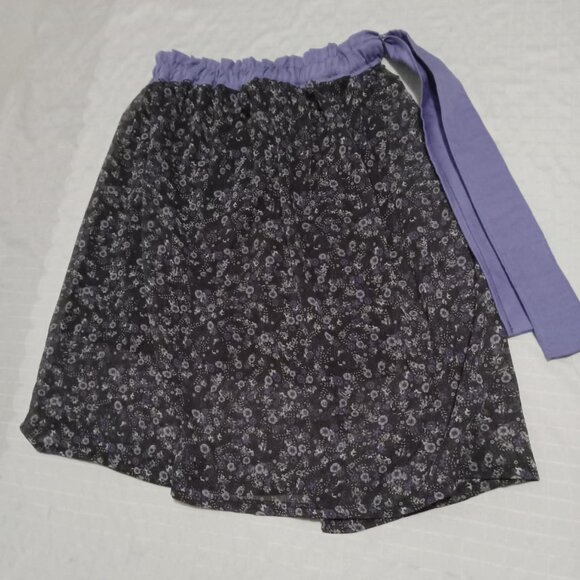 Pretty hand made floral silk skirt on a black background - Picture 2 of 6